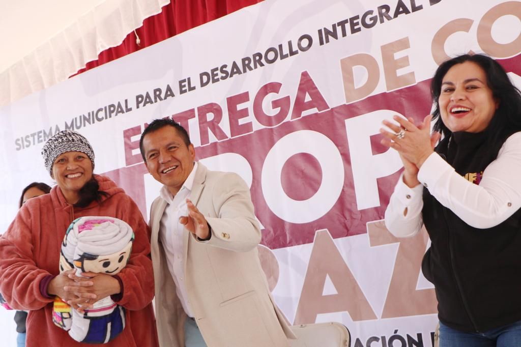 Entrega gobierno de Chimalhuacán más de mil cobijas con programa ’arropando corazones’ 