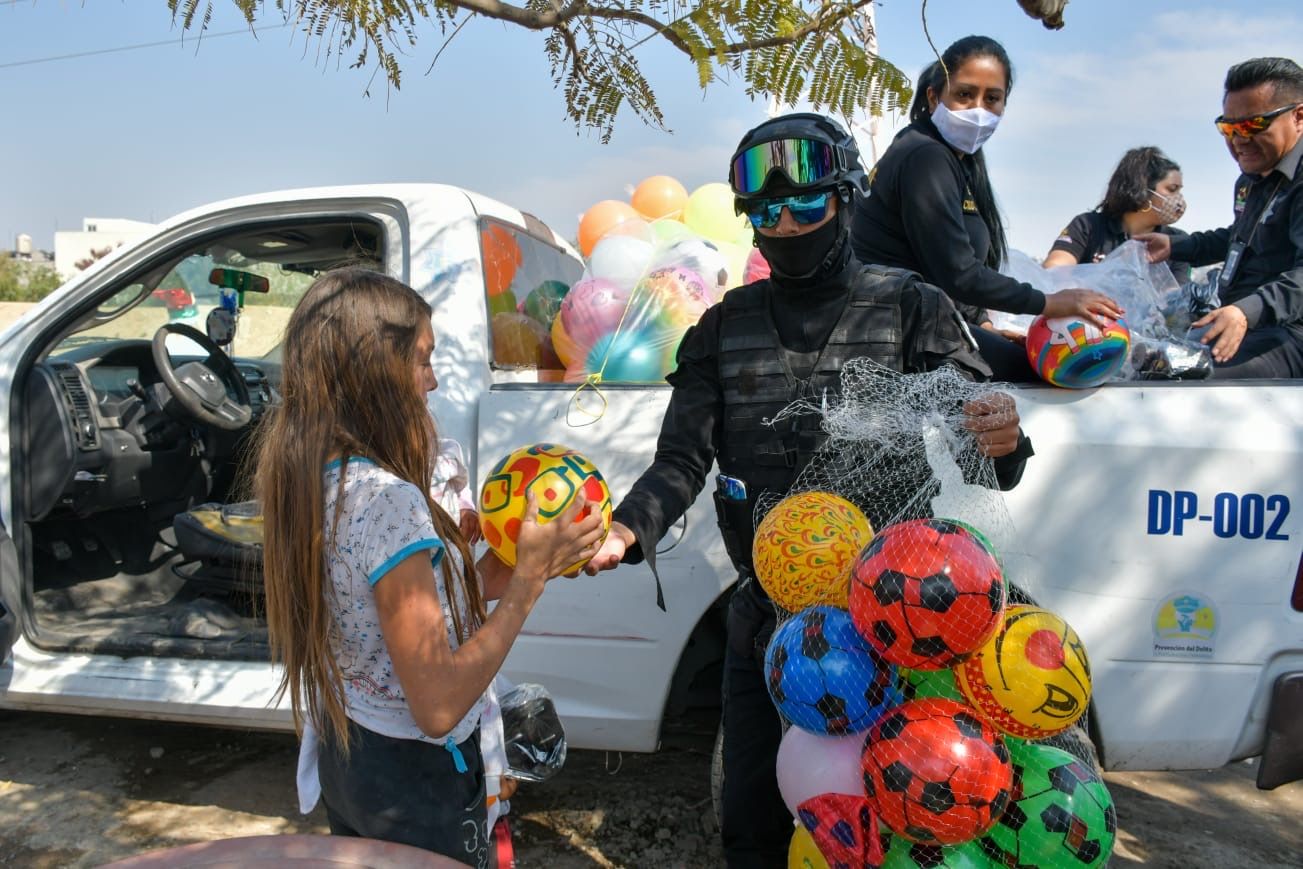 Policías encabezan colecta de juguetes para niños de escasos recursos en Nezahualcóyotl 