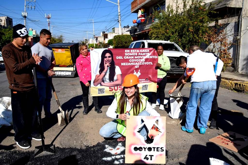 Susana Estrada encabeza la iniciativa "Bacheando y Ganando Neza" reparando más de 100 baches en el municipio