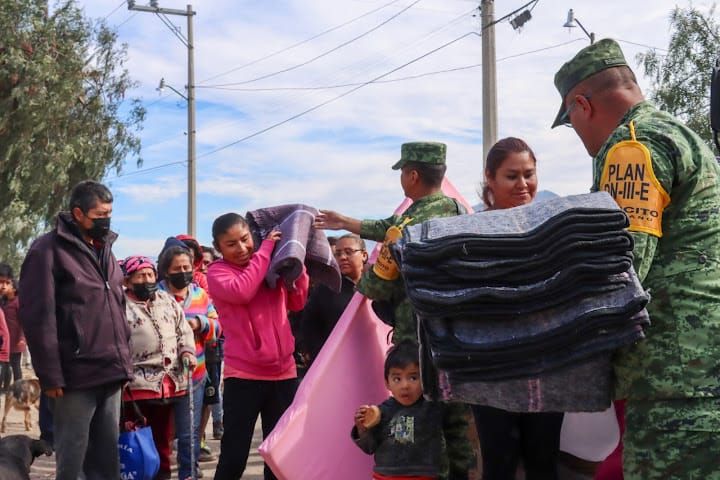 Entrega SEDENA cobijas, zapatos y bebidas calientes en Chimalhuacán para mitigar el frío invernal 
