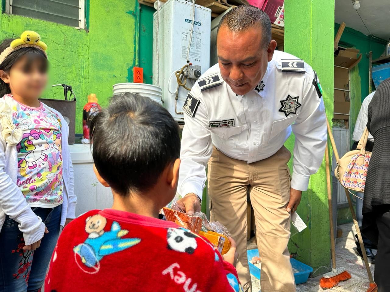 Policías de Neza entregan miles de juguetes a niños en situación vulnerable 