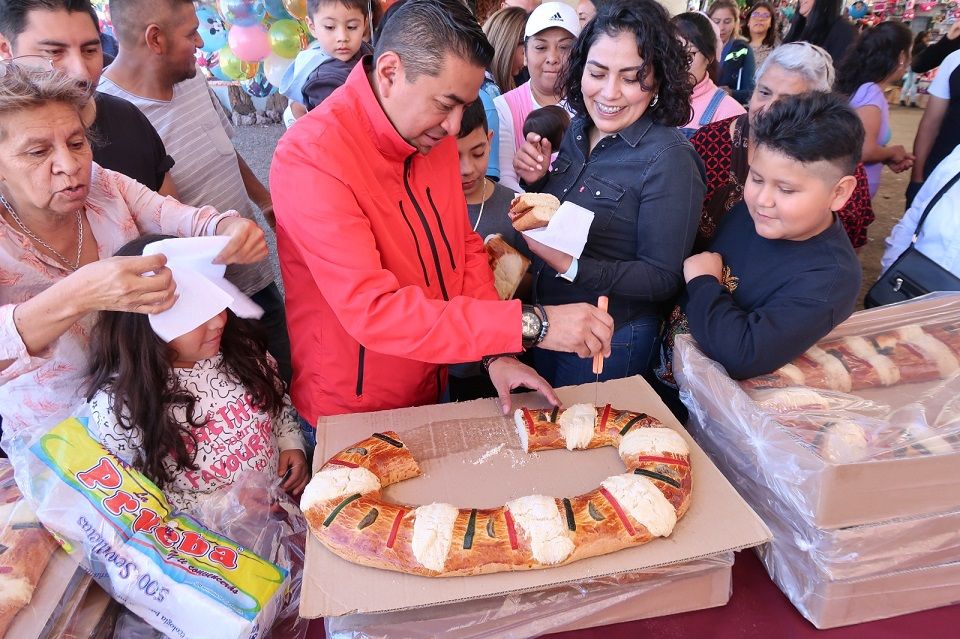 Realizó gobierno de Texcoco recorrido para compartir la Rosca de Reyes