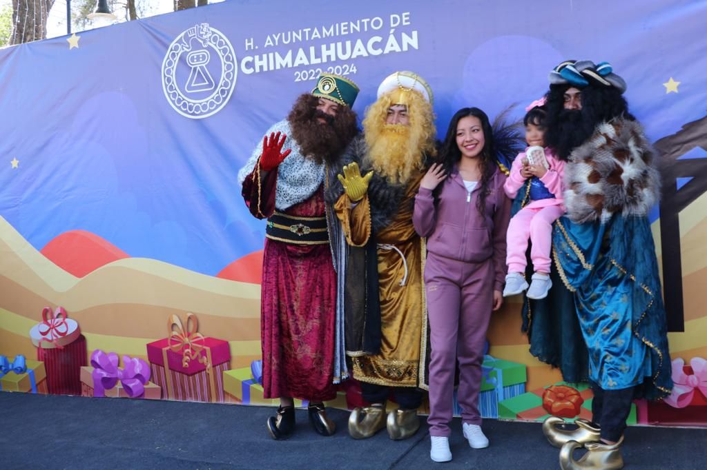 Celebran día de reyes con rosca y juguetes en Chimalhuacán 