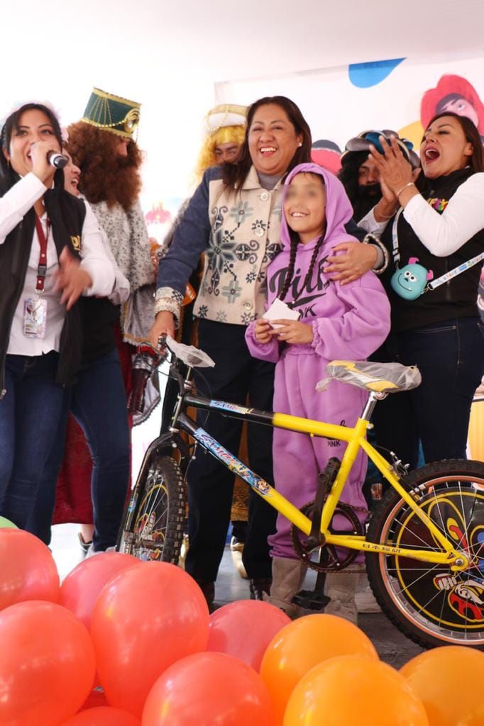 En Chimalhuacán Celebran Día de Reyes con
Rosca y Juguetes Para los Niños y Niñas
