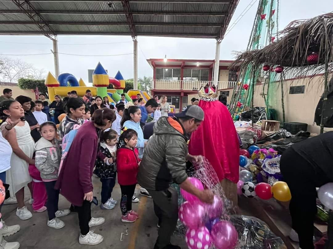  Festeja familia Neri y el Payasito Chepeto a niños en Santa Leticia