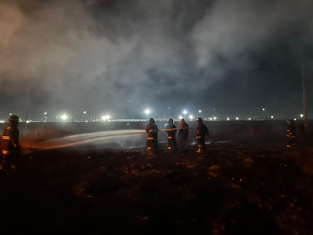 Sofocan Bomberos de Tecámac incendio de pastizales en inmediaciones del AIFA 