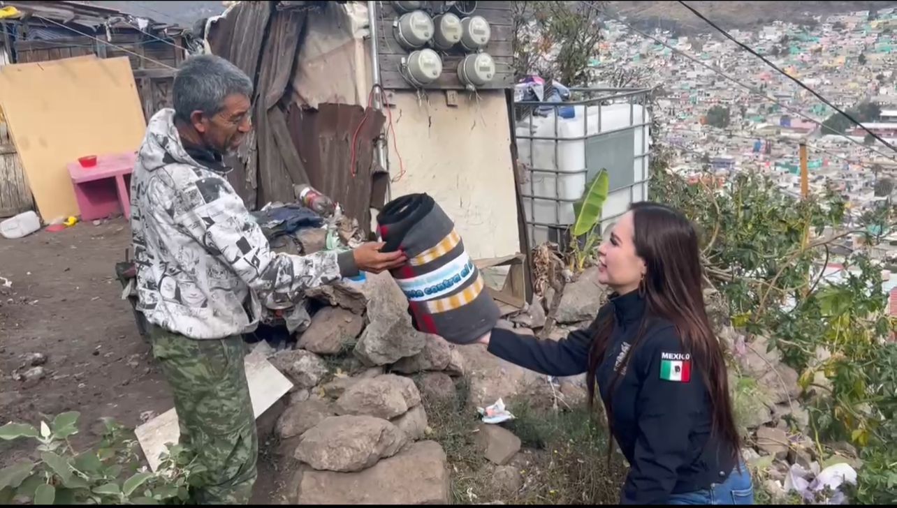 Esmeralda Vallejo entrega 2 mil cobertores en comunidades de la Sierra de Guadalupe donde se han registrado temperaturas bajo cero