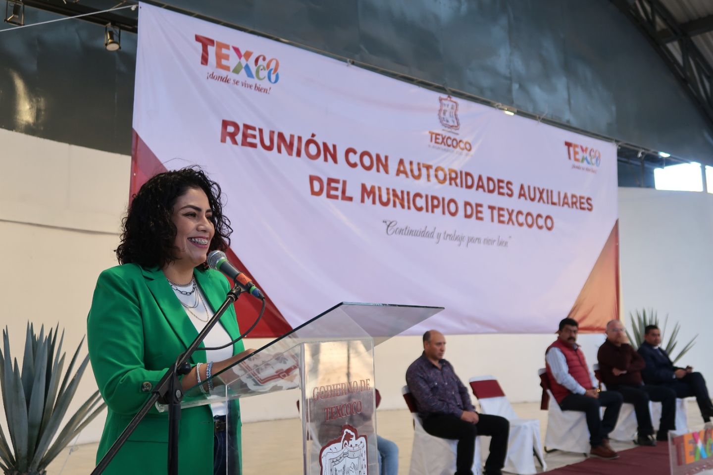 Presentan Ante Autoridades de las Comunidades a Elizabeth Terrazas, Presidenta Municipal de Texcoco 