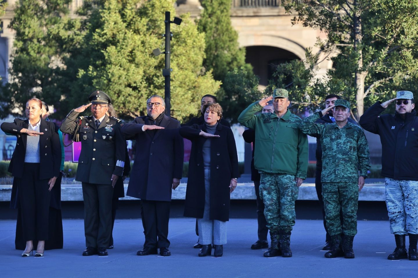 Encabeza Gobernadora del Estado de México Delfina Gómez Ceremonia de Izamiento de Bandera