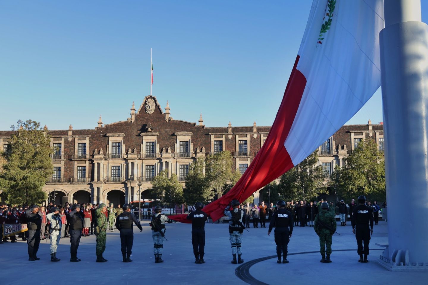 Encabeza gobernadora Delfina Gómez ceremonia de izamiento de bandera
