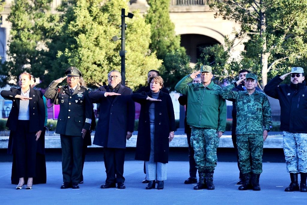 La Gobernadora Delfina Gómez Encabeza Ceremonia de Izamiento de Bandera