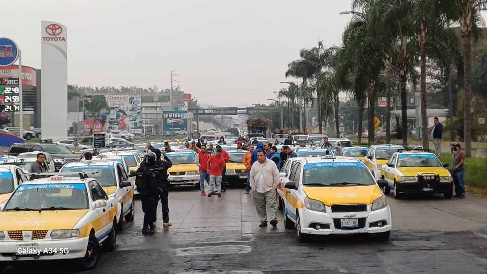 Se manifiestan taxistas; Exigen un alto a los abusos y extorsiones