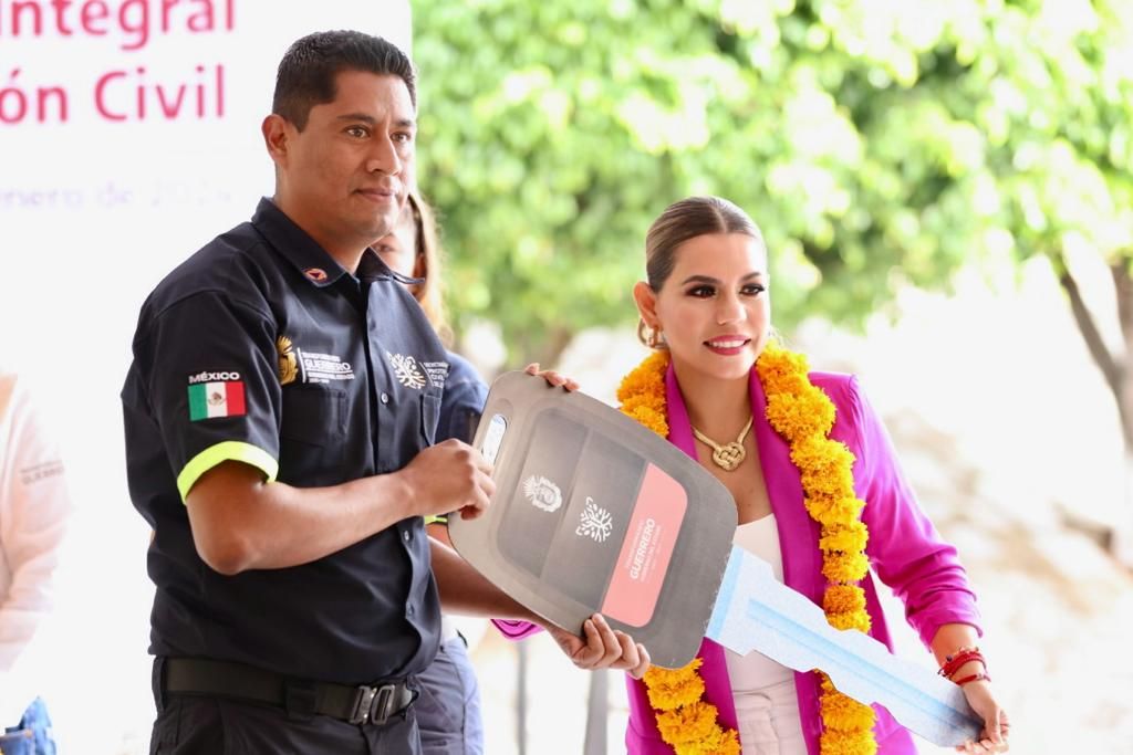 Fortalece Evelyn Salgado con equipo y vehículos a personal de Protección Civil de Guerrero 