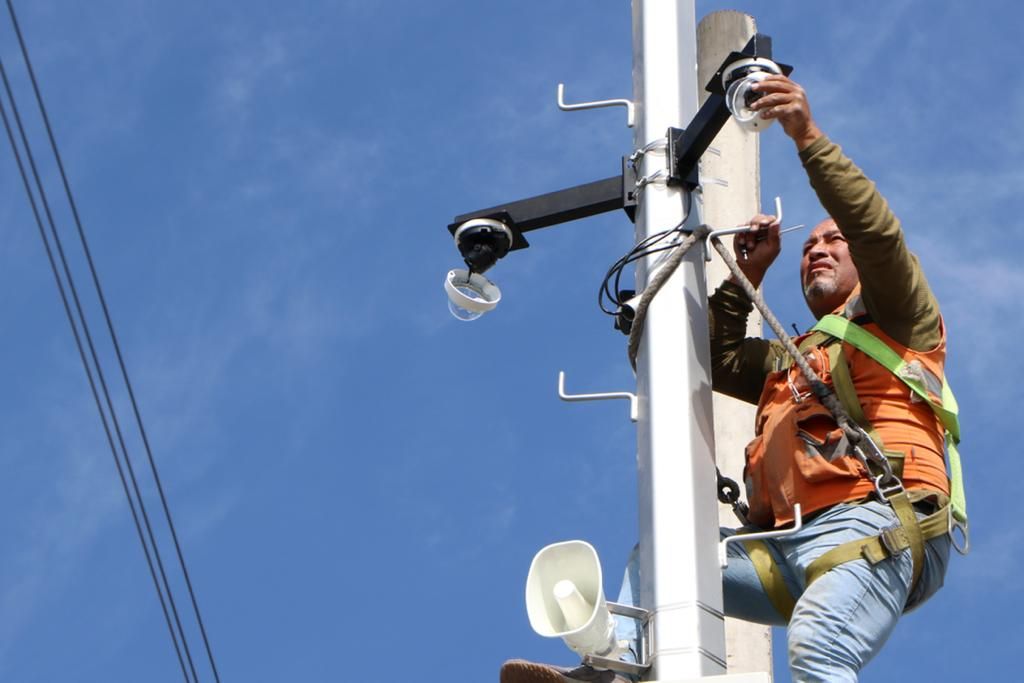 Instalan cámaras y altavoces de alerta sísmica como parte del C4 en Chimalhuacán 