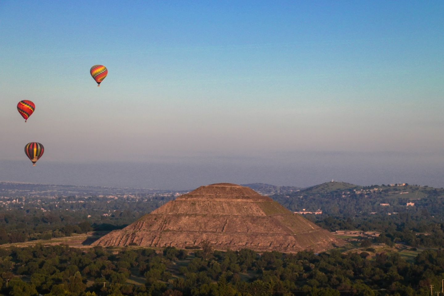 Emite secretaría de Turismo recomendaciones para volar en globo aerostático en Teotihuacán