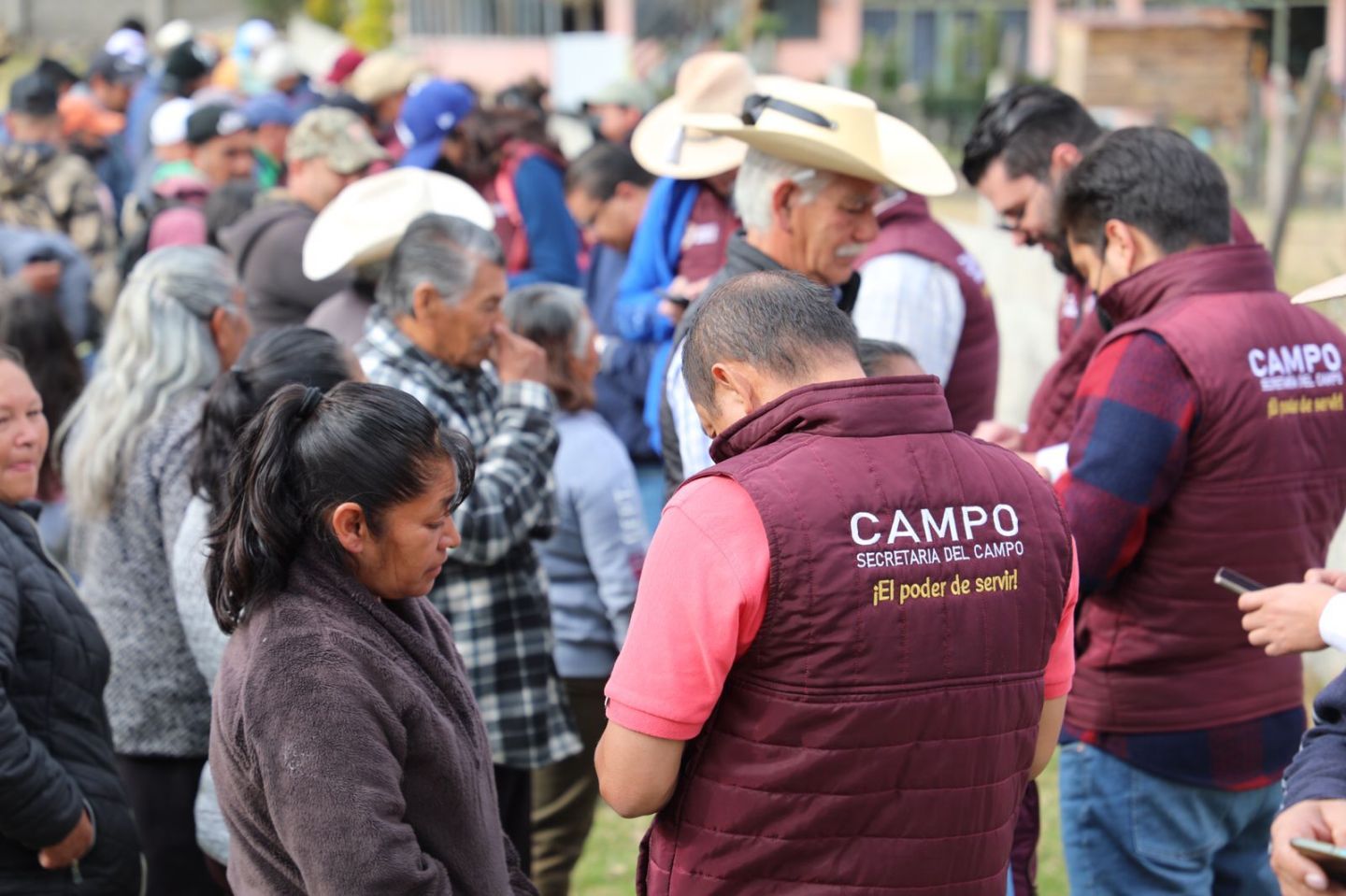Apoya Delfina Gómez a más de mil 400 productores del campo en Texcaltitlán 
