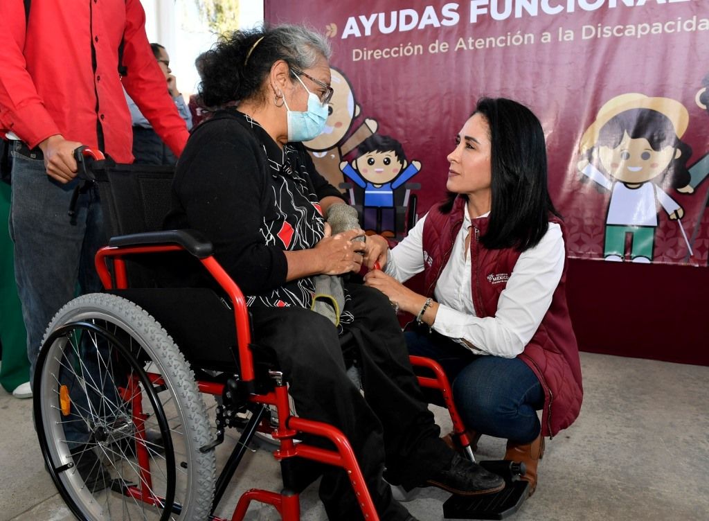 El DIFEM entrega apoyos funcionales para personas con discapacidad por instrucciones de la Gobernadora Delfina Gómez Álvarez