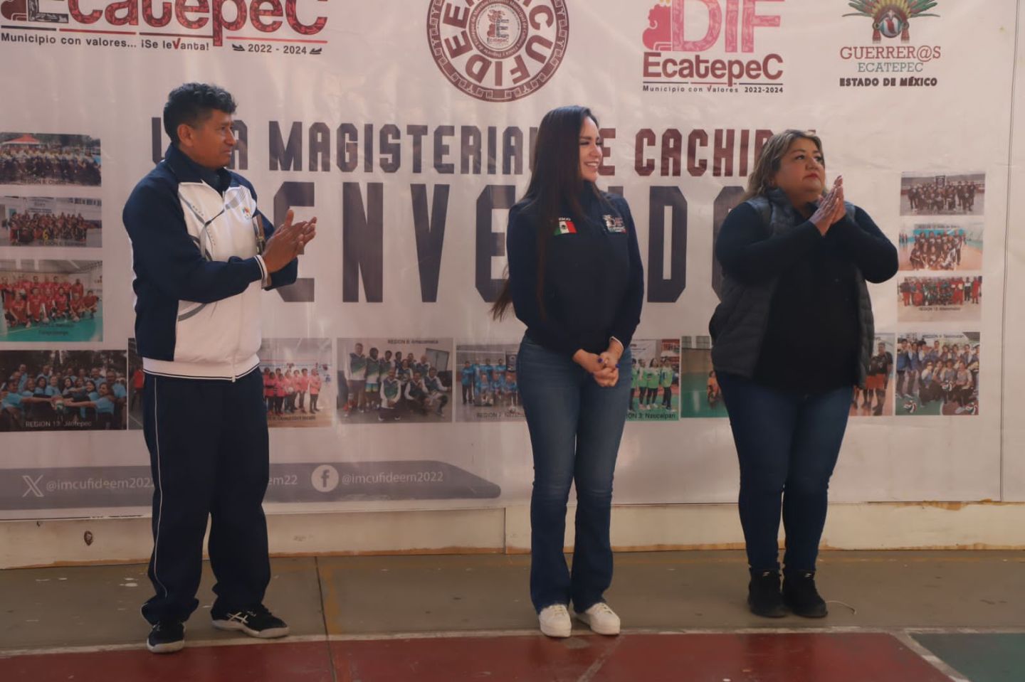 La presidenta del DIF de Ecatepec Esmeralda Vallejo, entrega uniformes a participantes en torneo deportivo para adultos mayores de está región mexiquense 