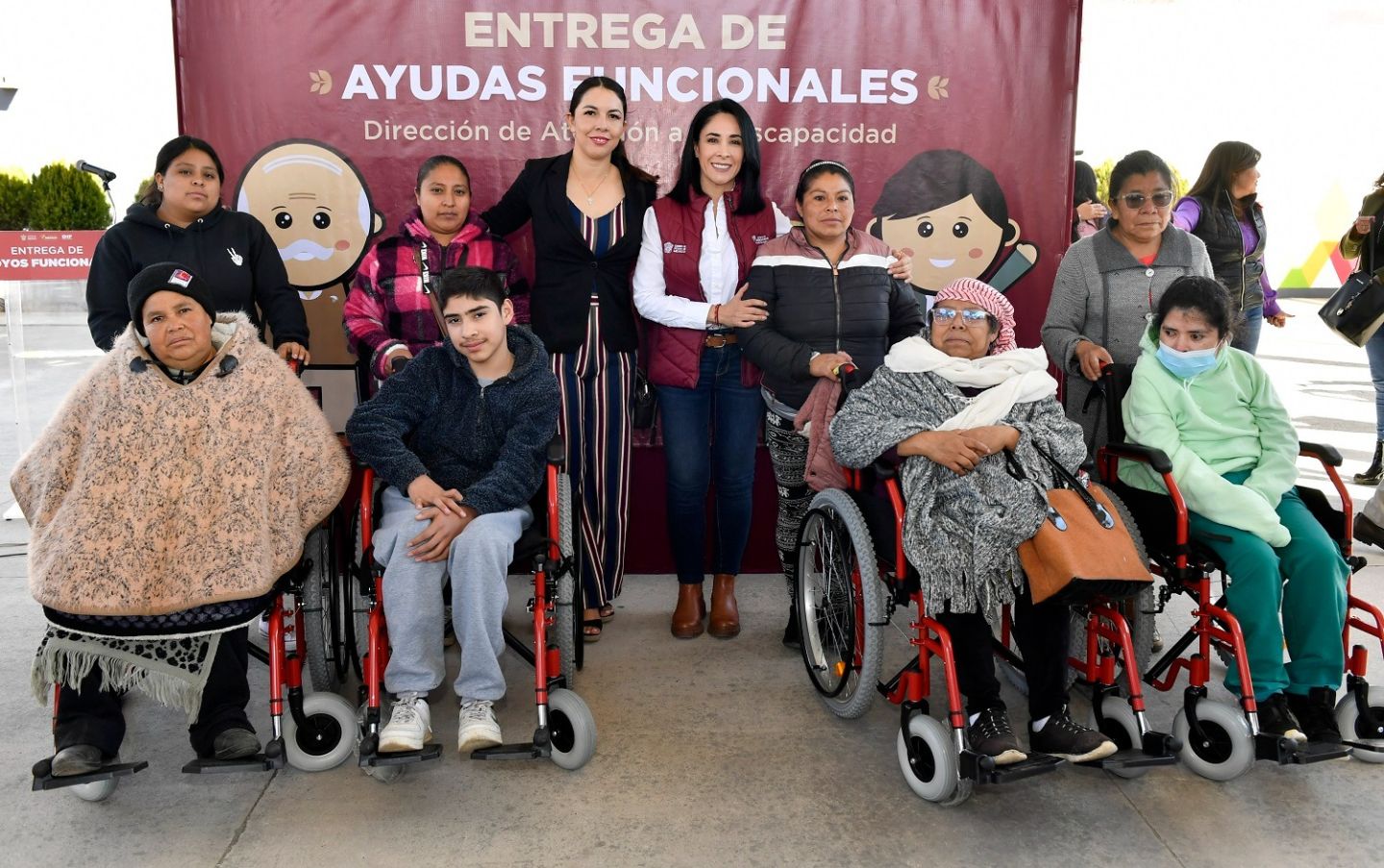 Entrega DIFEM apoyos funcionales para personas con discapacidad por instrucciones de la Gobernadora Delfina Gómez Álvarez
