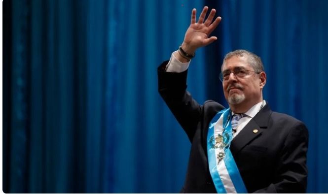 El nuevo presidente de Guatemala, Bernardo Arévalo, encuentra micrófonos en su despacho