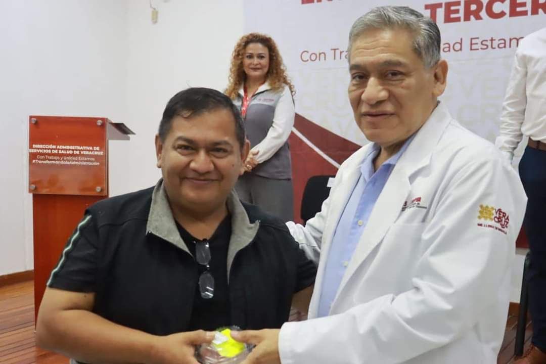 Adultos mayores reciben prótesis dentales en Poza Rica
