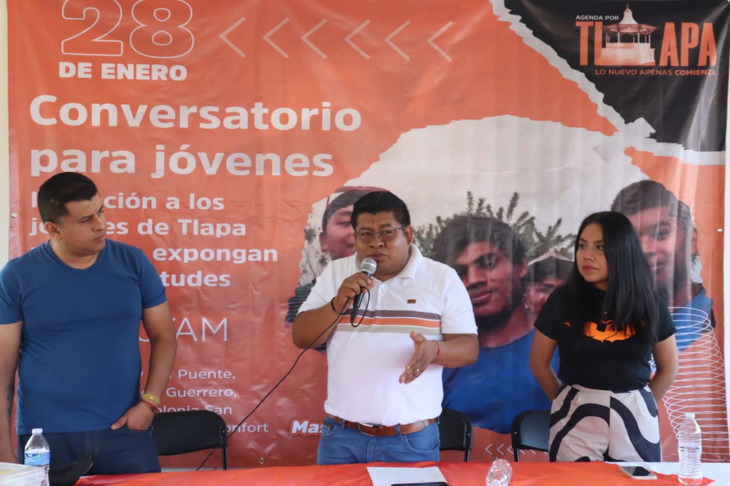 Dialoga Masedonio Mendoza con jóvenes de Tlapa