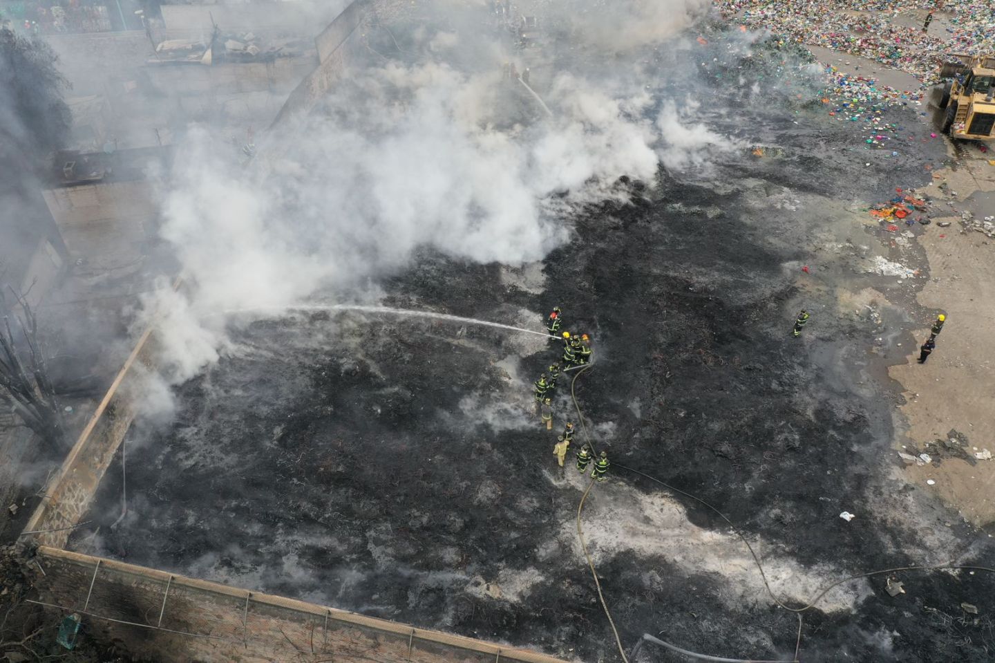 Oportuna intervención de bomberos de Valle de Chalco y 
municipios vecinos, para sofocar incendio de recicladora de PET