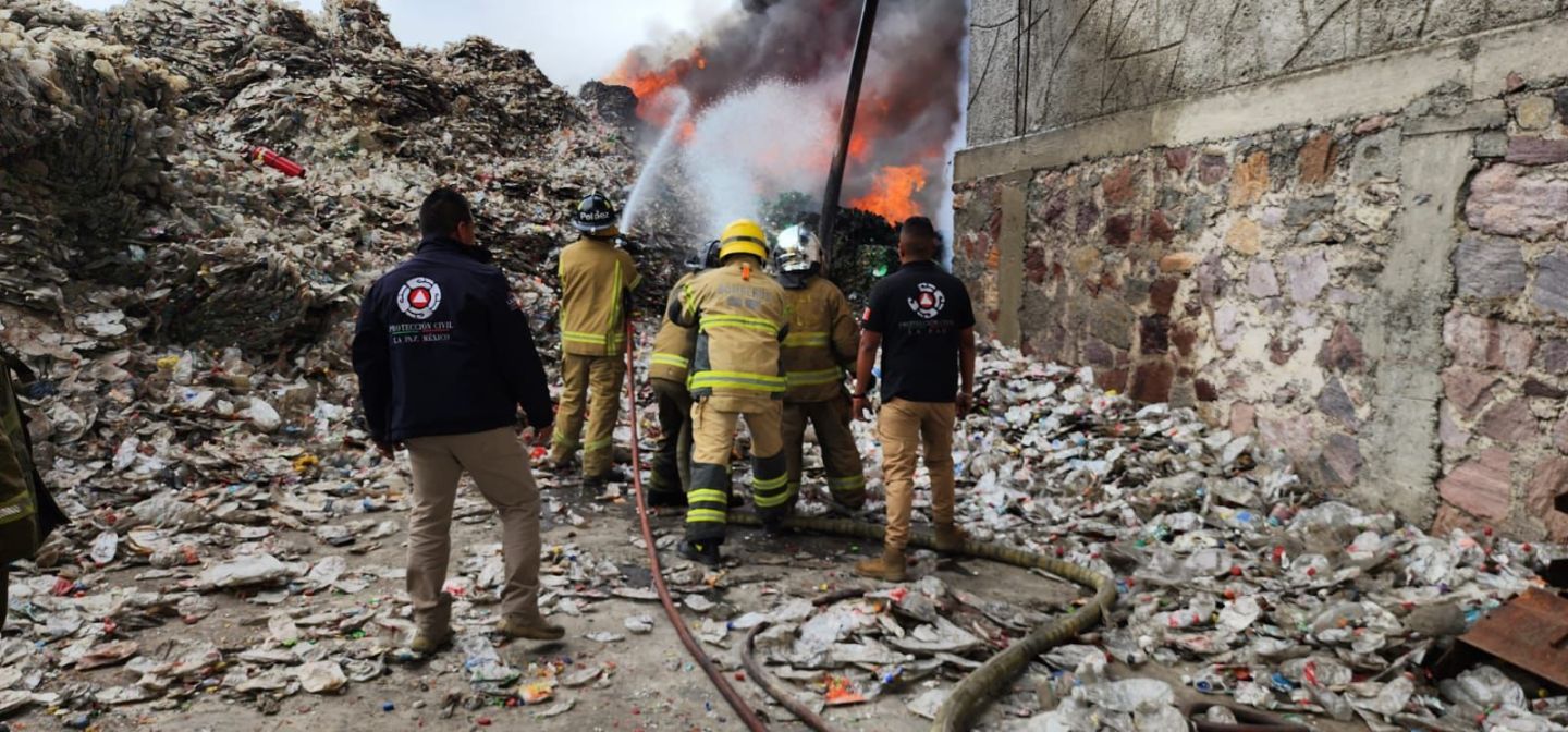 Protección Civil y Bomberos de La Paz brindan apoyo en incendio; registrado en una Planta Recicladora de Pet del municipio de Valle de Chalco 