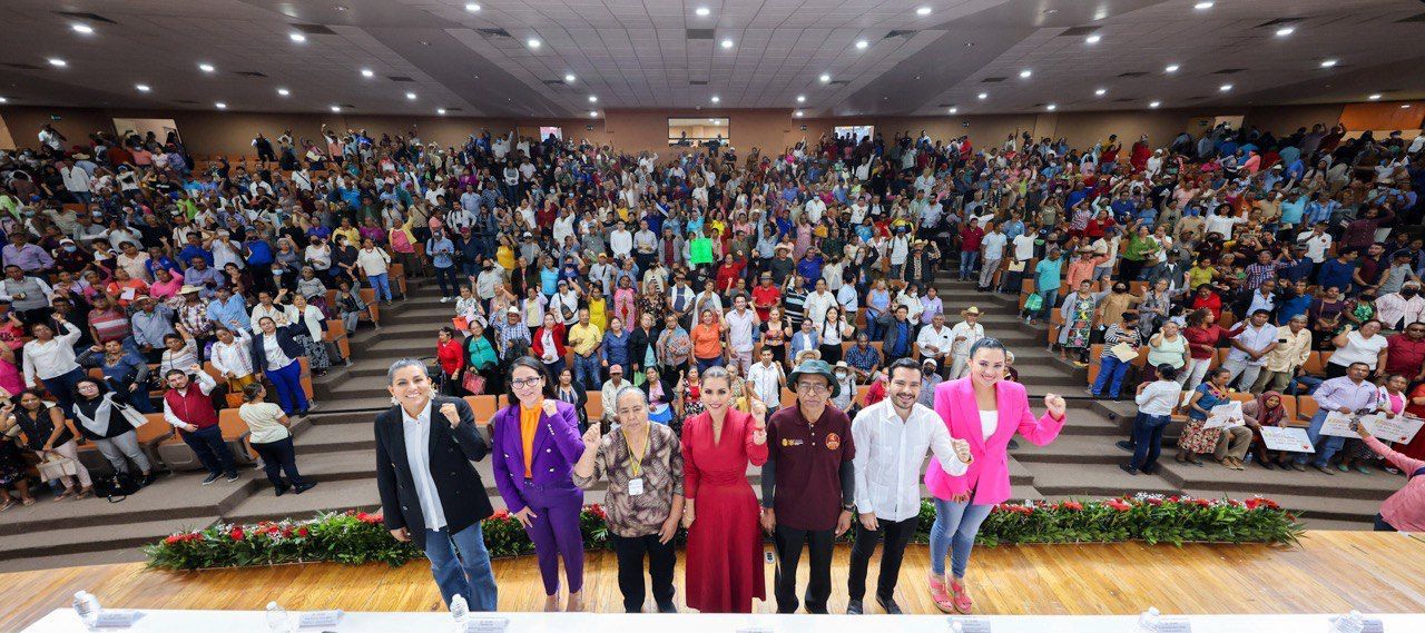 Cumple Evelyn Salgado y entrega apoyos de Pensión para Bienestar de Adultos Mayores en Guerrero