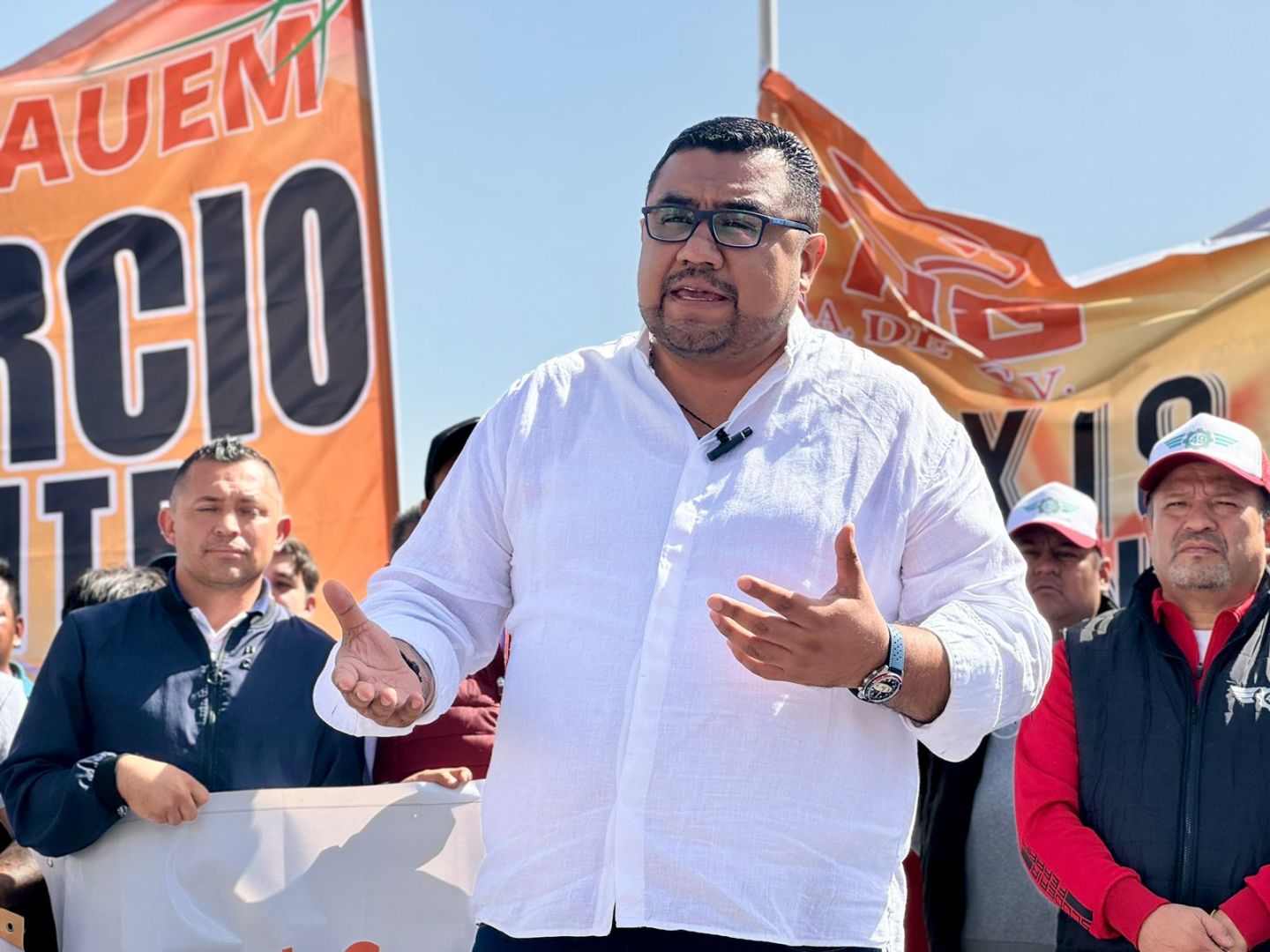 Ernesto Santillán recibe el apoyo de 5 mil transportistas de Ecatepec
