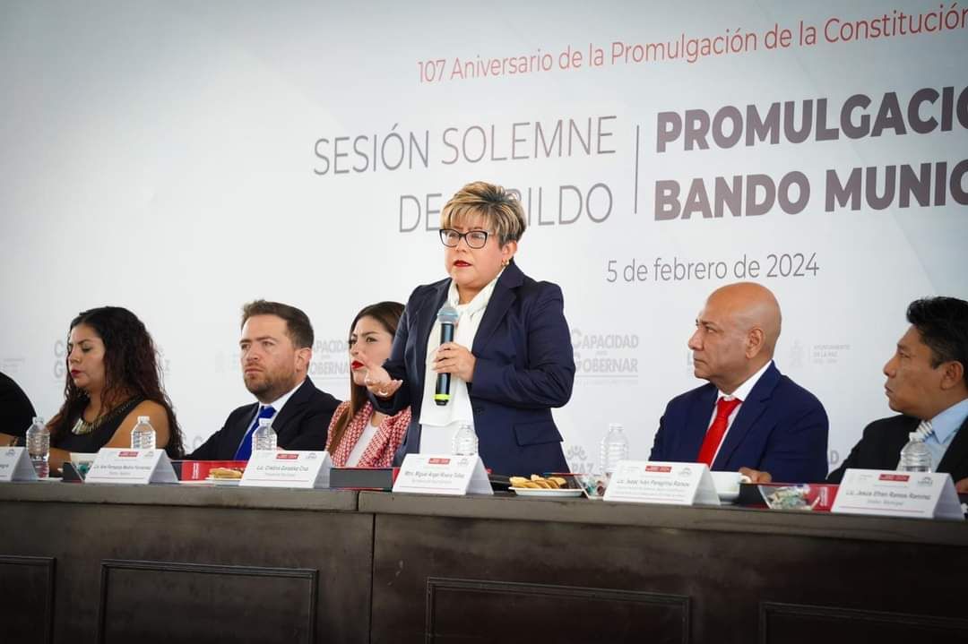Cristina González Cruz, realizó en Sesión Solemne de Cabildo; la Promulgación del Bando Municipal 2024 del municipio de La Paz 