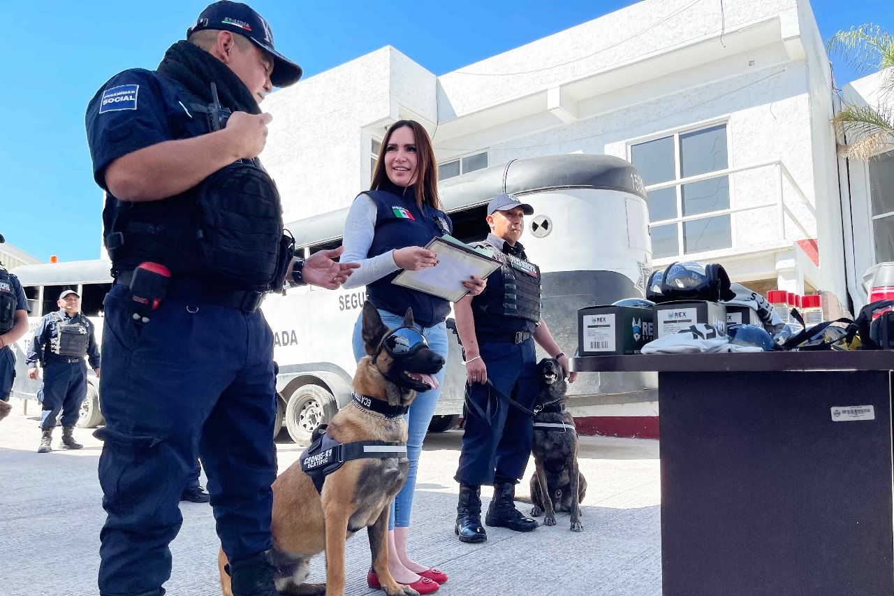 Esmeralda Vallejo entrega equipo a la Unidad Canina de la policía de Ecatepec; el agente ’Rigobertó’ se juvilo tras cinco años de servicio 