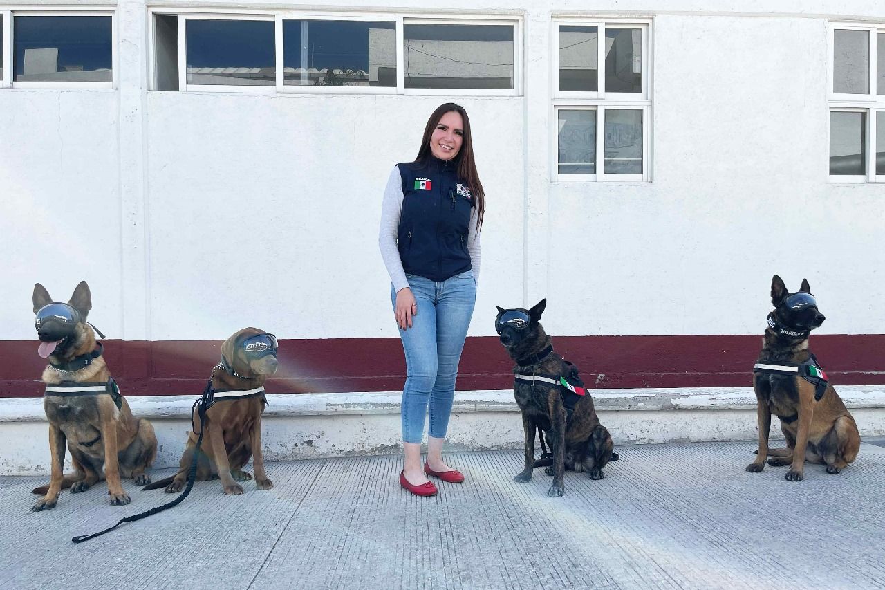 Esmeralda Vallejo entrega equipo a la Unidad Canina de la policía de Ecatepec