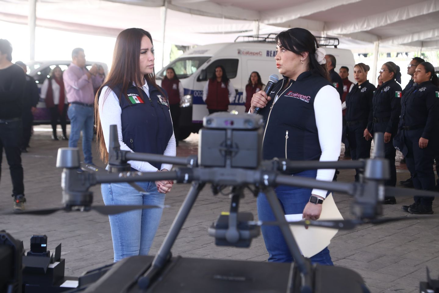 Presidenta del Sistema DIF municipal Esmeralda Vallejo entrega equipo de alta tecnología para combatir la violencia de género en Ecatepec