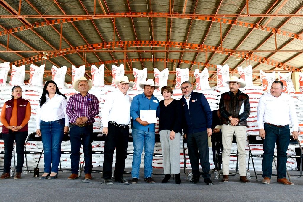 Delfina Gómez y Gobierno Federal entregan fertilizantes a productores del campo del Estado de México 