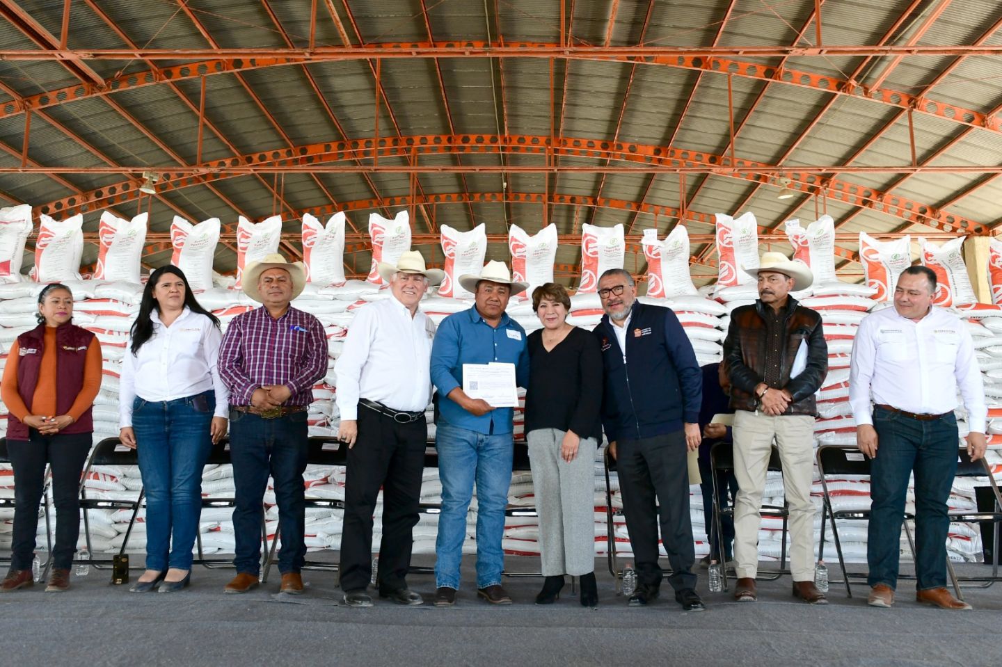 Gobernadora Delfina Gómez y Gobierno Federal entregan fertilizantes a productores del campo; Estado de México coadyuvará a la seguridad alimentaria del país 
