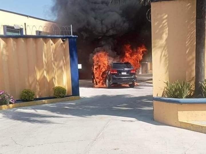 Se le incendia camioneta antes de entrar al Motel en Atlixco