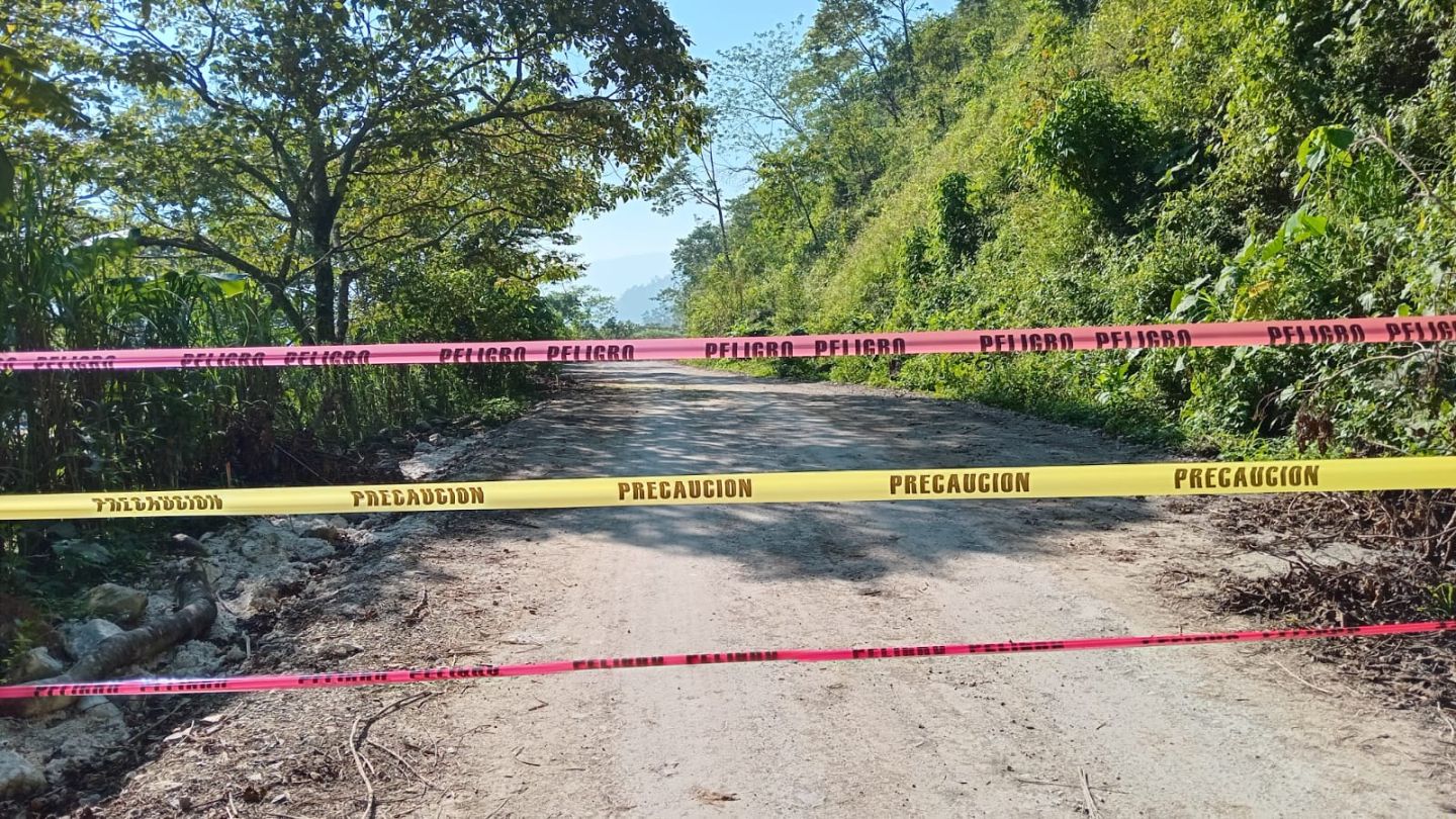Fuerzas estatales y municipales atienden derrumbe en Mixtla de Altamirano