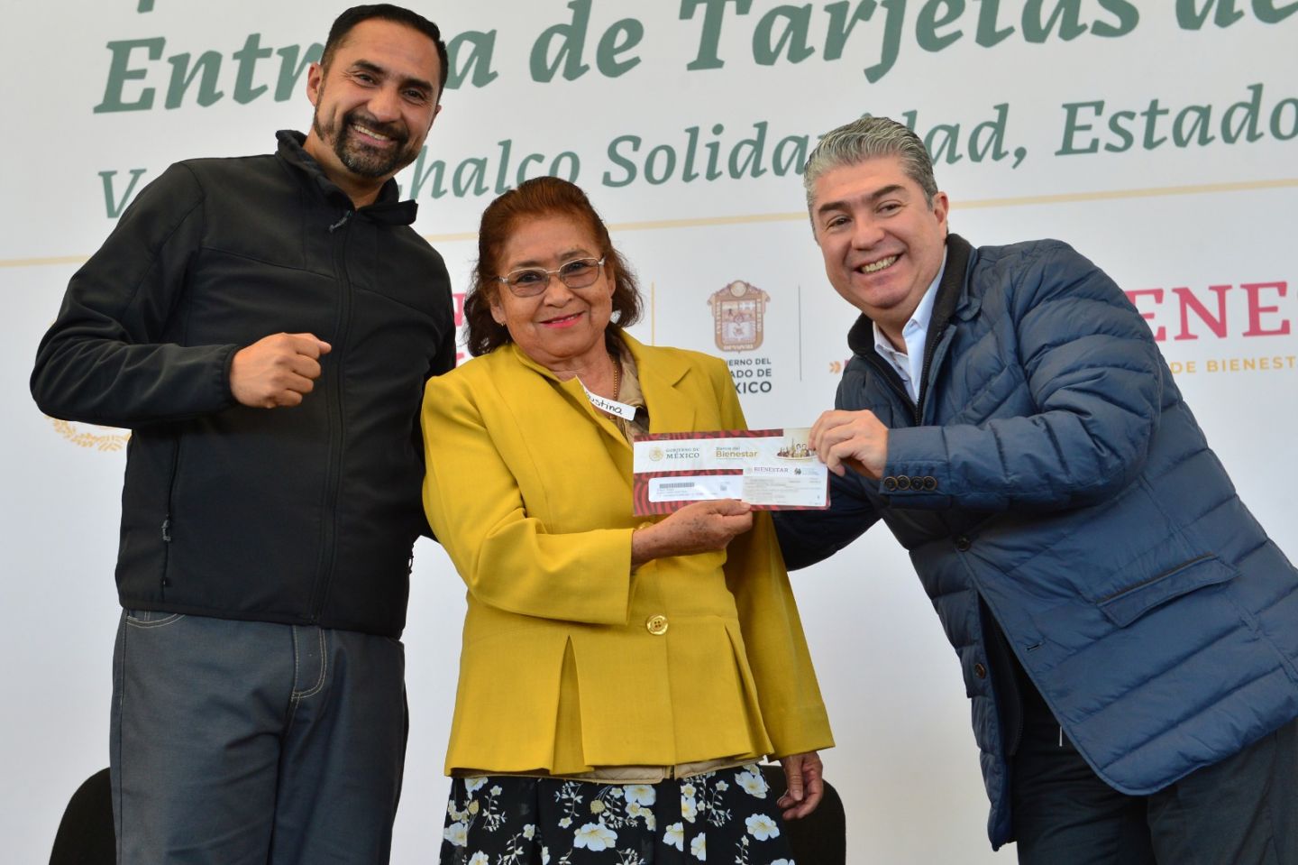 Gobernadora Delfina Gómez entrega tarjetas de Bienestar a adultos mayores; recibirán 12 mil pesos por adelantado