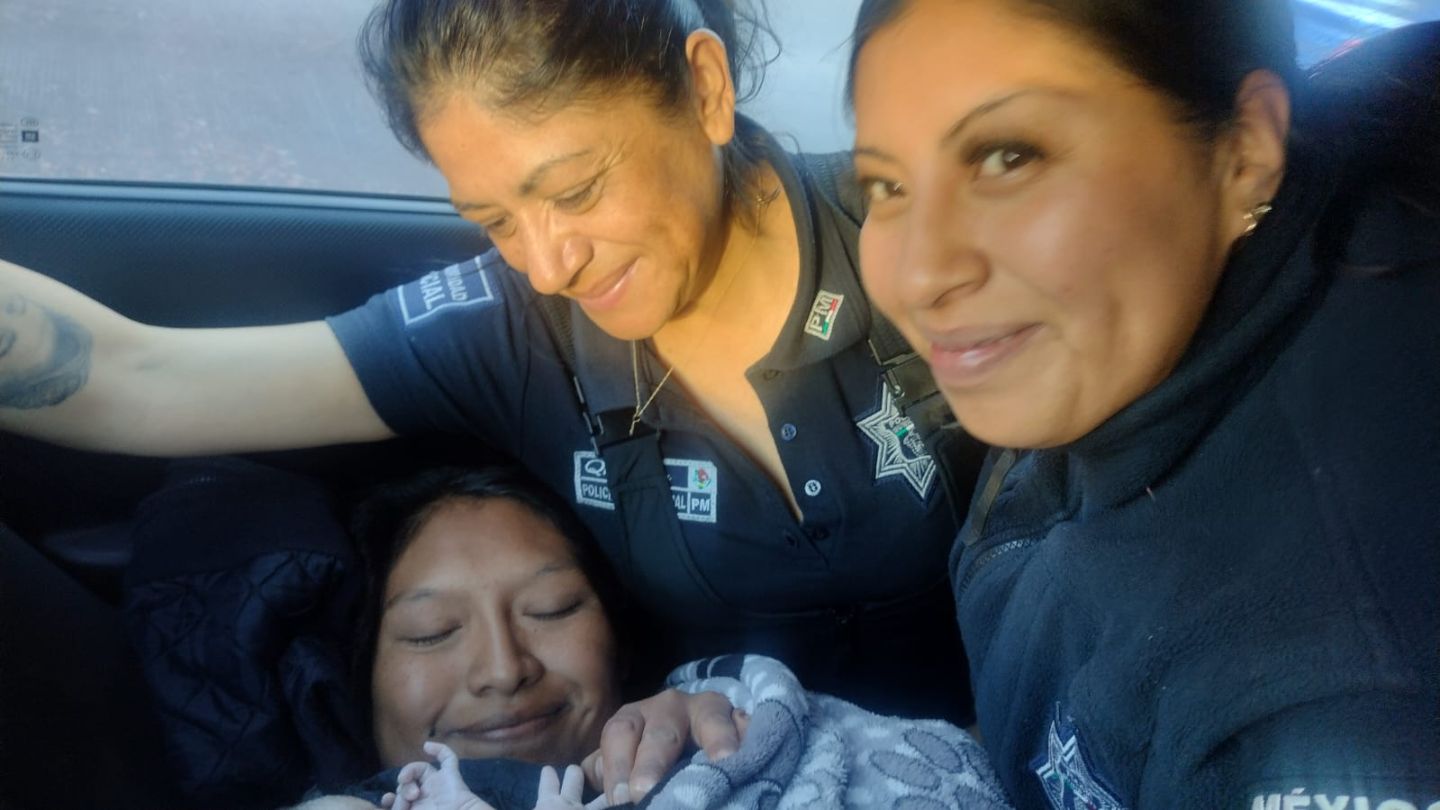 La eficacia y preparación de policías de Ecatepec; atienden parto de una madre que dio a luz a una bebé a bordo de un automóvil