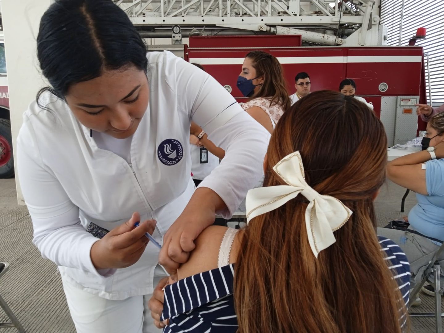 Aplican vacunas contra nueva variante de Covid-19 a docentes de Chimalhuacán 
