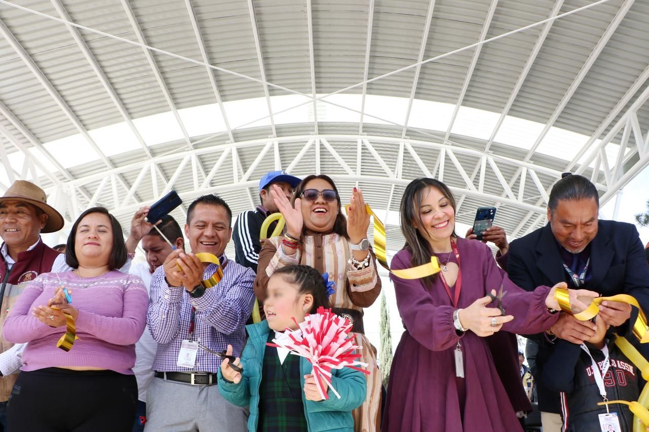Entrega alcaldesa de Chimalhuacán arcotecho para centro de atención múltiple 