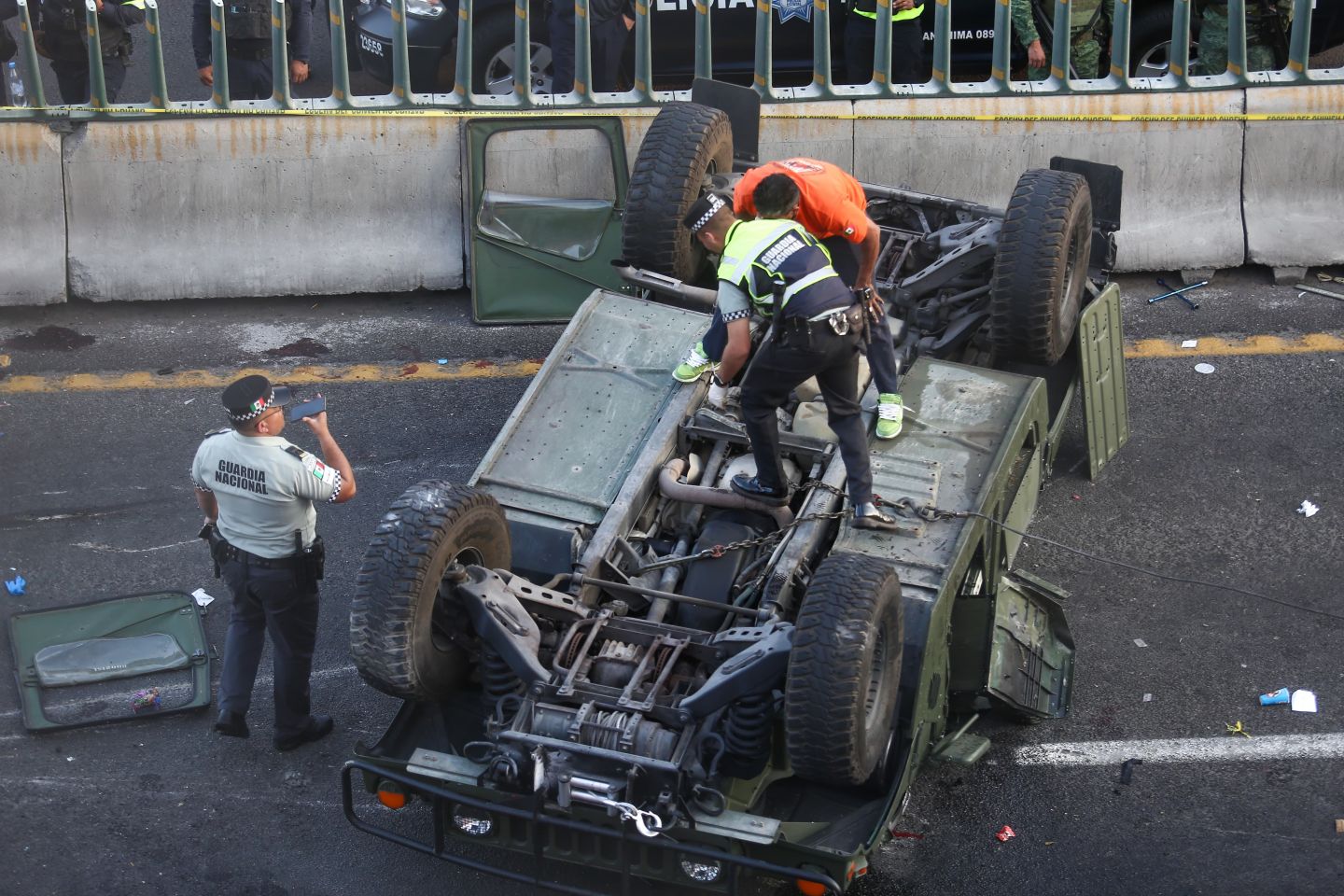 Helicóptero Jaguar de Ecatepec aterriza en autopista para trasladar a militar lesionado tras volcadura