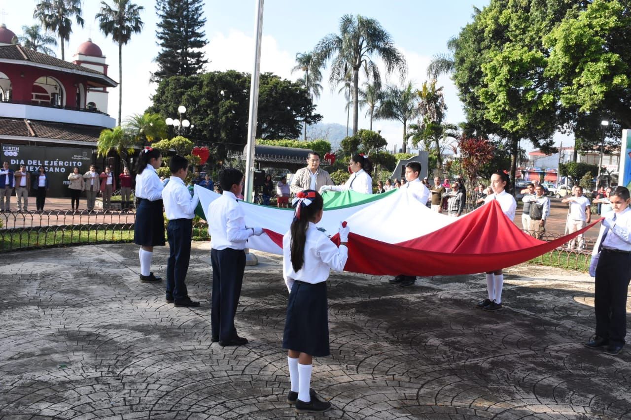 Conmemoran autoridades Día del Ejército Mexicano con acto cívico