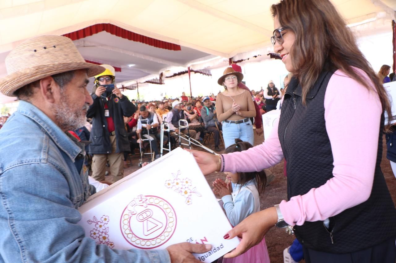 Entrega alcaldesa de Chimalhuacán casi 3 mil canastas en barrio Herreros 
 