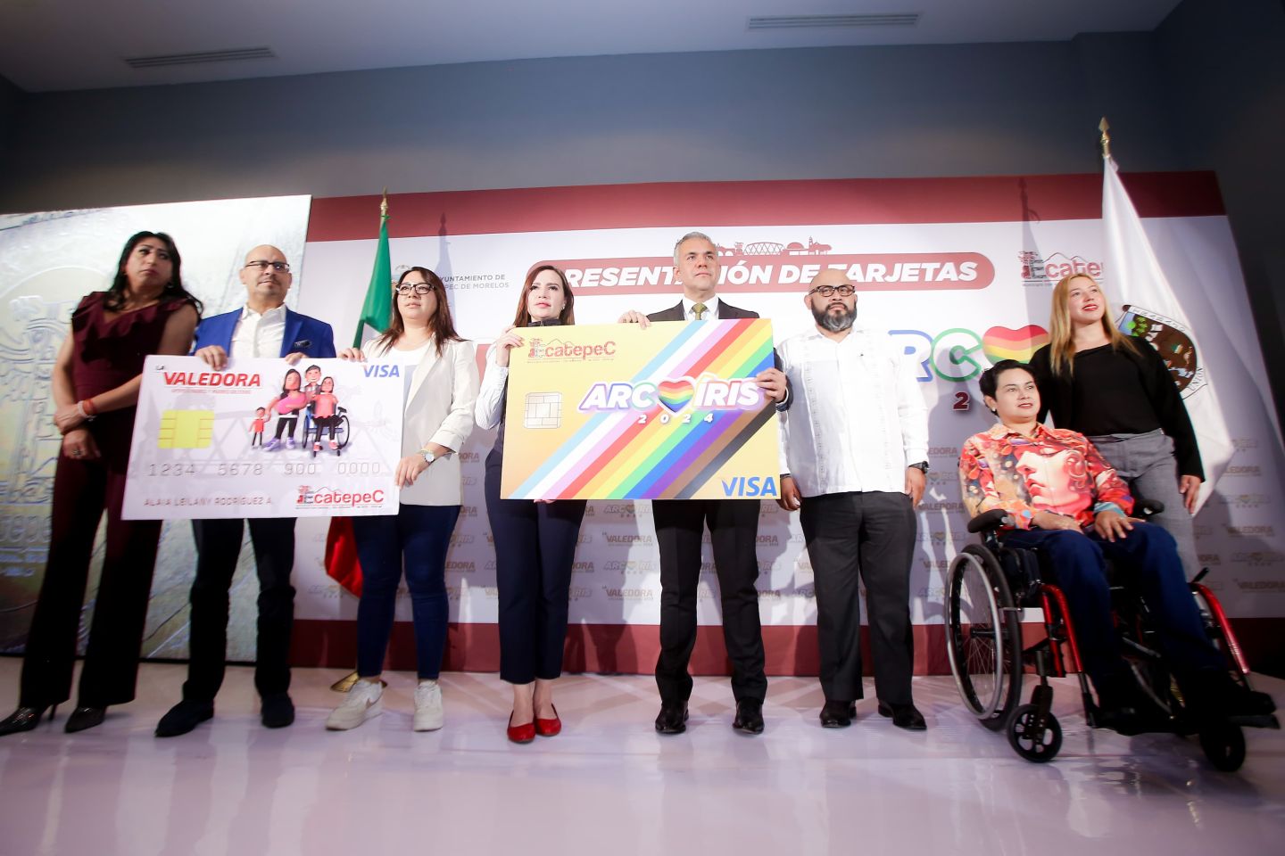 Gobierno de Ecatepec lanza tarjetas La Valedora y Arcoíris para dar apoyo de 10 mil pesos a padres solteros y personas LGBTTTIQ+