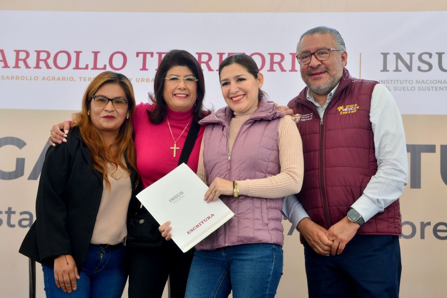 Gobierno Federal y Estado de México entregan 200 escrituras de vivienda a familias de Tecámac
