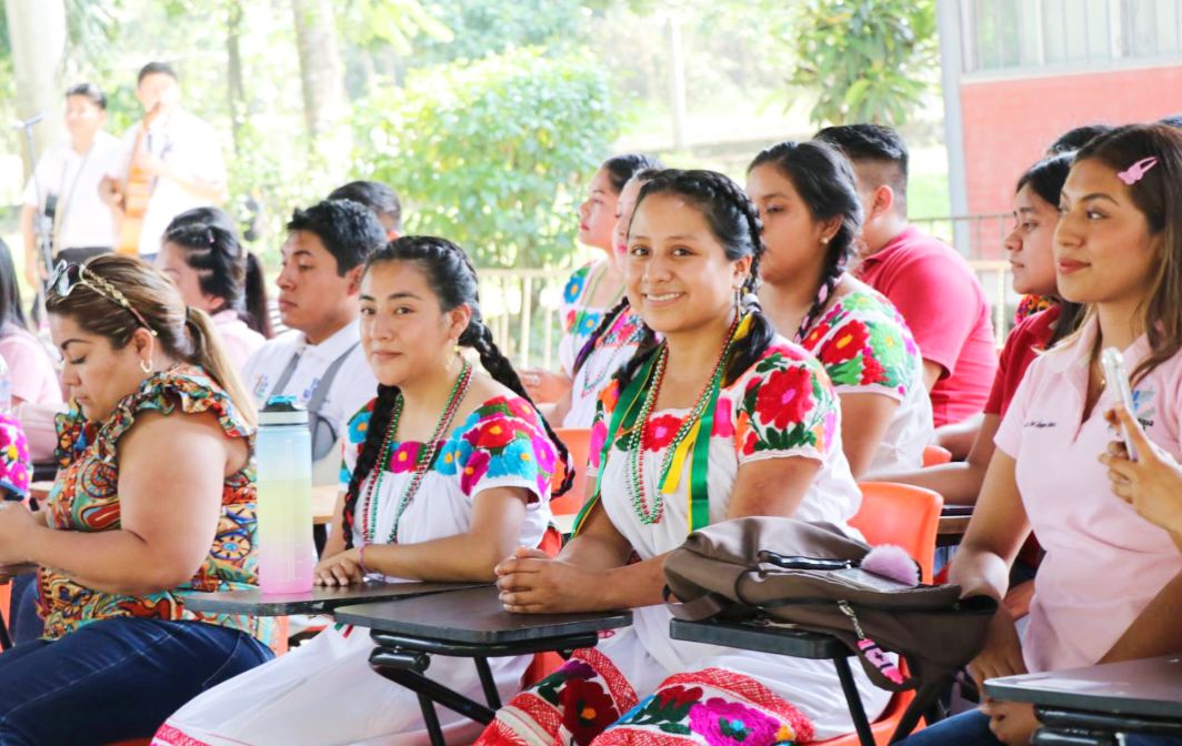 Natividad Castrejón entregó Telebachillerato Comunitario en Huazalingo