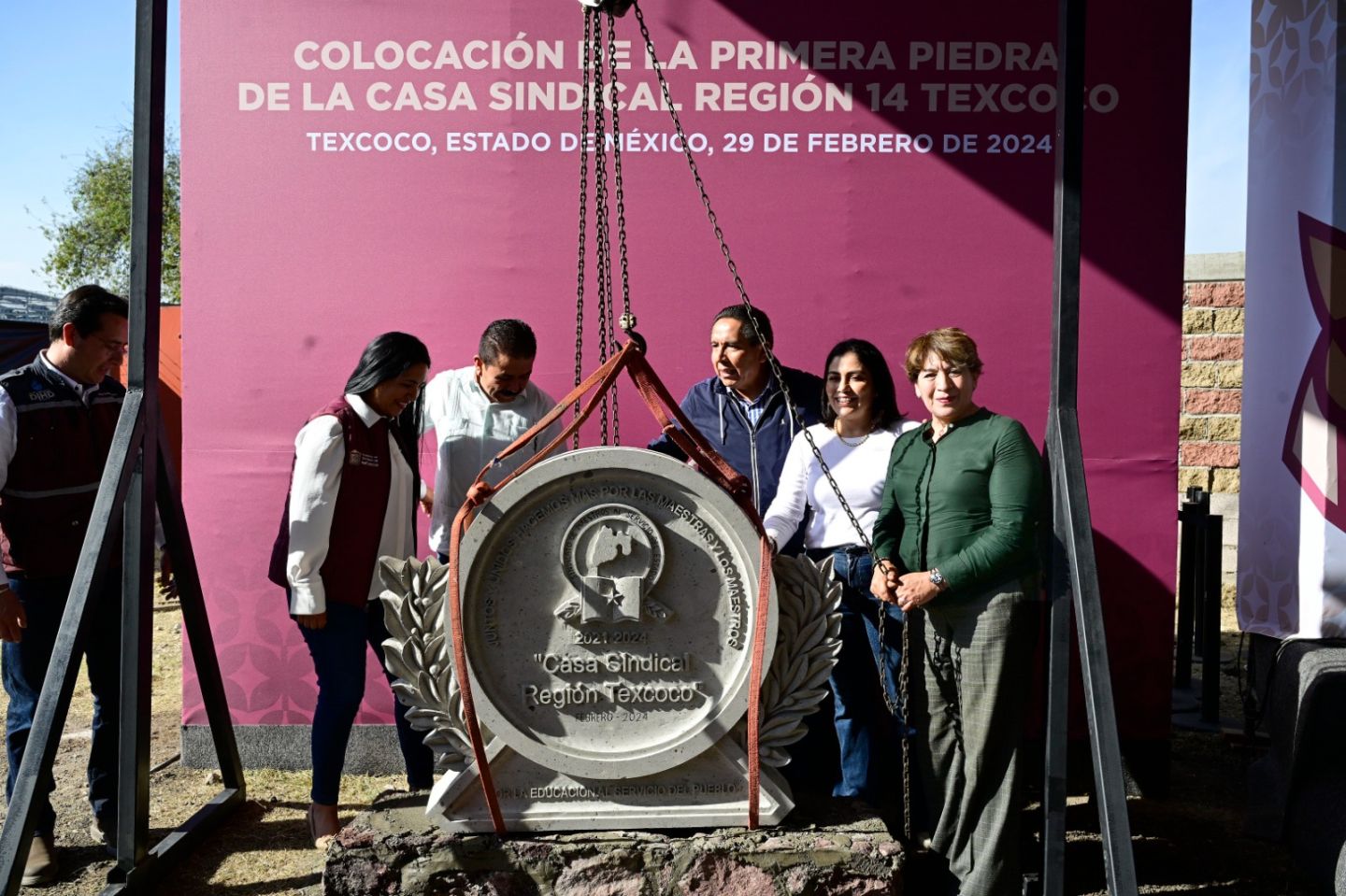 Coloca Delfina Gómez la primer piedra de la casa magisterial en Texcoco