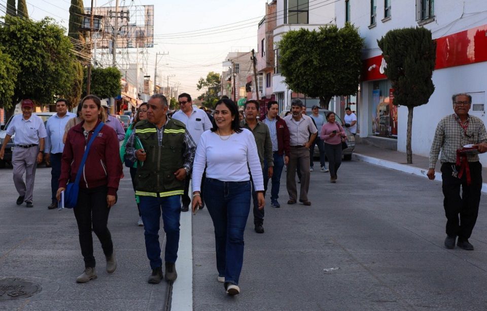 Vecinos de Texcoco recorren con autoridades la calle Juárez Sur